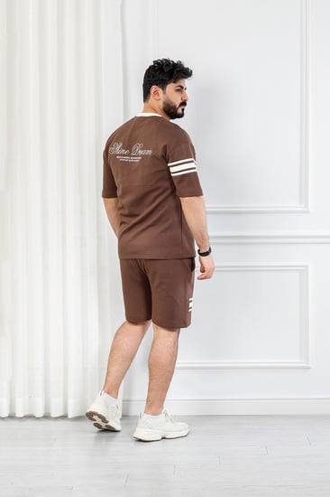 طقم رجالي كاجوال شورت بأكمام قصيرة وياقة دائرية بيضاء مزين بخط أفقي على الكم والشورت