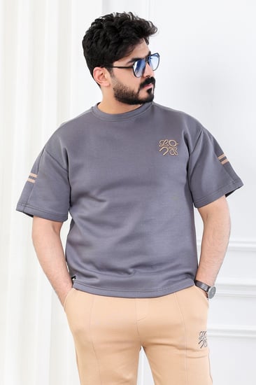 طقم رجالي اوفر سايز نص كم بنطال طويل مزين بطبعة زخرفية على التيشرت وخطوط صغيرة على الأكمام