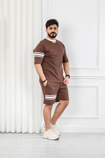 طقم رجالي كاجوال شورت بأكمام قصيرة وياقة دائرية بيضاء مزين بخط أفقي على الكم والشورت