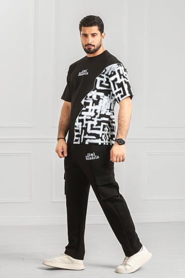 طقم رجالي نص كم بنطال طويل بجيب جانبية تيشرت مزين برسومات هندسية وطبعة كتابية في منتصف الصدر