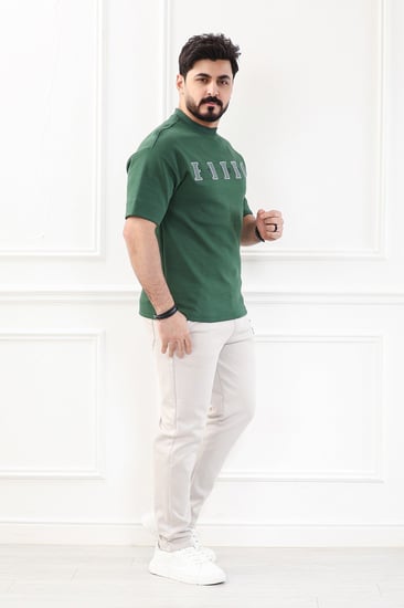 طقم رجالي اوفر سايز نص كم بنطال طويل مزين بخياطة نافرة على الصدر