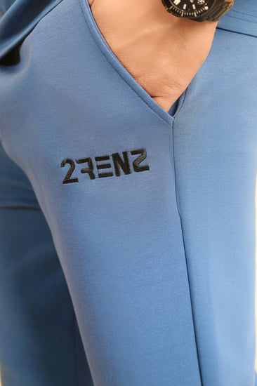 طقم رجالي أوفر سايز نص كم بنطال طويل بتيشرت مزين بخطوط متفرقة نافرة