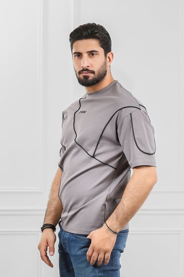 تيشرت رجالي أوفر سايز ياقة مدورة مزينة بخطوط متقاطعة وطبعة العلامة التجارية تورنز