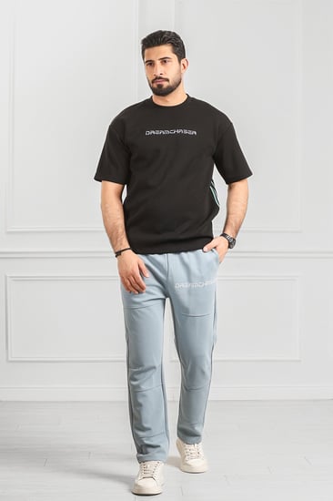 طقم رجالي أوفر سايز نص كم بنطال طويل مزين بطبعة كتابة بلون مختلف عن لون البنطال