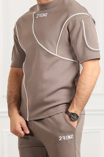 طقم رجالي أوفر سايز نص كم بنطال طويل بتيشرت مزين بخطوط متفرقة نافرة