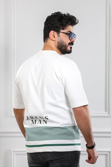 تيشرت رجالي بأكمام قصيرة وياقة دائرية مزين بطبعة 2RENZ MAN متماثلة أعلى الصدر وأسفل الظهر وزخارف هندسية