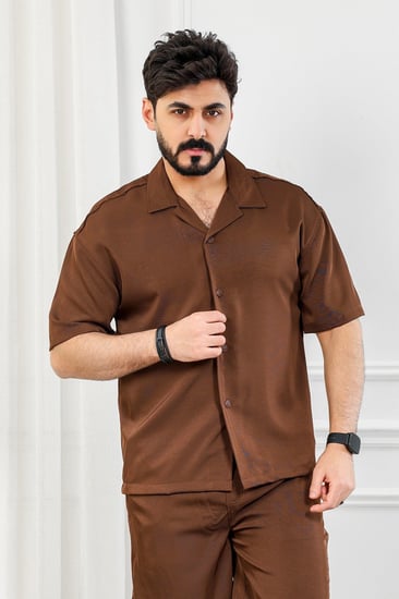طقم رجالي كاجوال شورت ستن سادة بأكمام متوسطة الطول مزودة بأزرار إغلاق على طول التيشرت