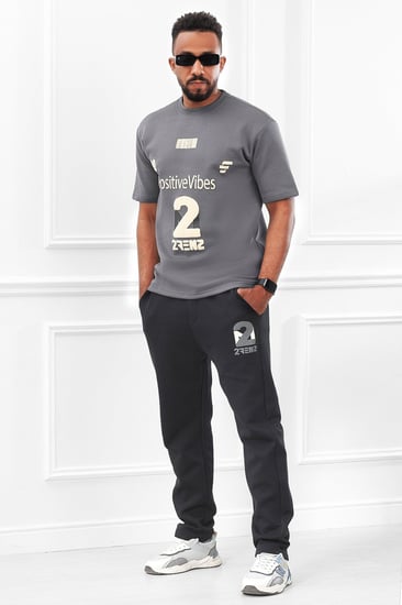 طقم رجالي اوفر سايز مزود بطبعة من الأمام