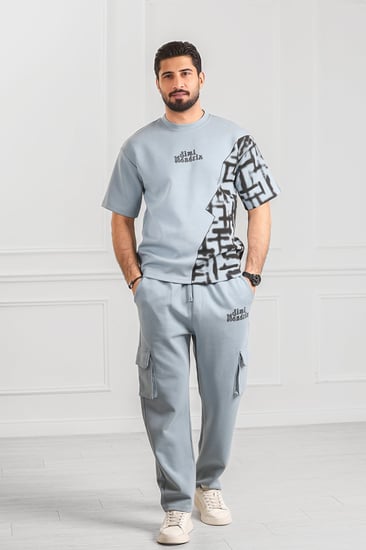 طقم رجالي نص كم بنطال طويل بجيب جانبية تيشرت مزين برسومات هندسية وطبعة كتابية في منتصف الصدر