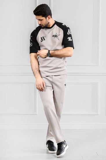 طقم رجالي أوفر سايز نص كم بنطال طويل تيشرت مزين بطبعات رسومية بلون مختلف