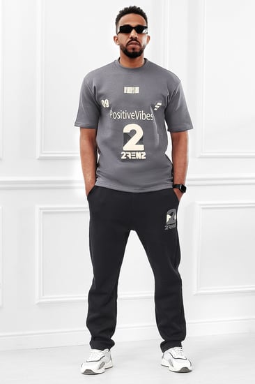 طقم رجالي اوفر سايز مزود بطبعة من الأمام