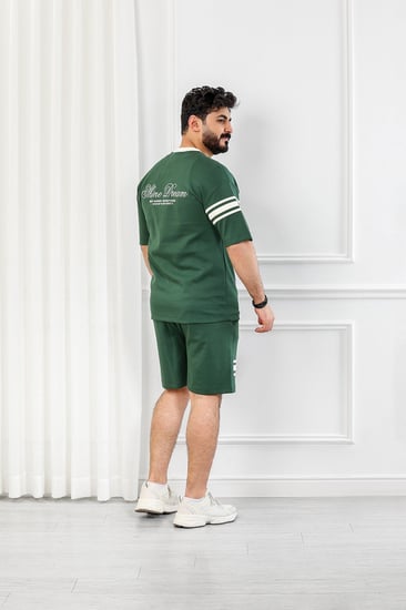 طقم رجالي كاجوال شورت بأكمام قصيرة وياقة دائرية بيضاء مزين بخط أفقي على الكم والشورت