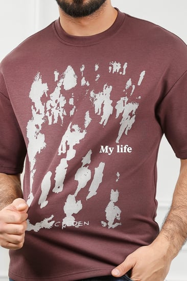 تيشرت رجالي أوفر سايز عصري بطبعات متفرقة على التيشرت من الأمام مع كتابة MY LIFE بمنتصف التيشرت