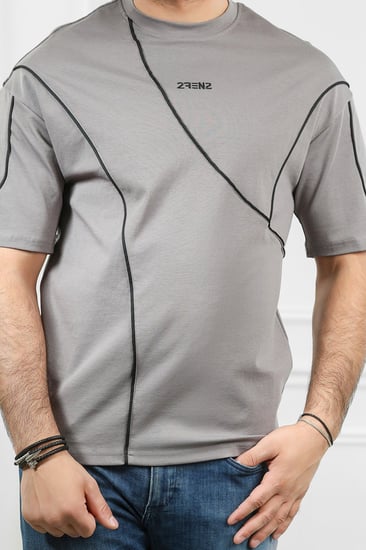 تيشرت رجالي أوفر سايز ياقة مدورة مزينة بخطوط متقاطعة وطبعة العلامة التجارية تورنز