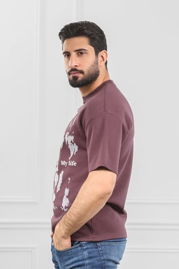 تيشرت رجالي أوفر سايز عصري بطبعات متفرقة على التيشرت من الأمام مع كتابة MY LIFE بمنتصف التيشرت