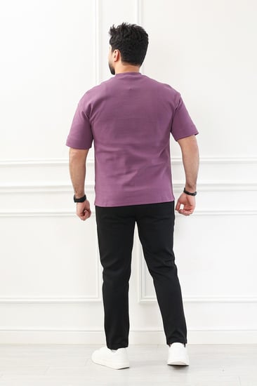 طقم رجالي اوفر سايز نص كم بنطال طويل مزين بخياطة نافرة على الصدر