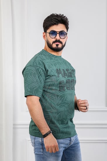تيشرت رجالي بأكمام قصيرة وياقة دائرية مزين بطبعة MAGiC GOOD كبيرة على الصدر وثلاث نقط صغيرة على الظهر ونقشة أوراق شجر