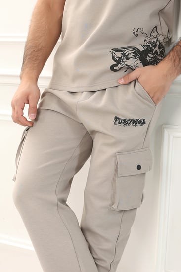 طقم رجالي أوفر سايز نص كم بنطال طويل مزين بكتابة وزخارف على التيشرت وجيب على جانب الفخذ