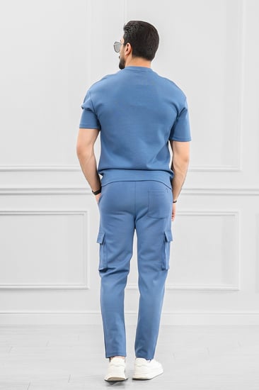 طقم رجالي أوفر سايز نص كم بنطال طويل بجيب جانبية بلون موحة وطبعة كتابية محددة الأطراف