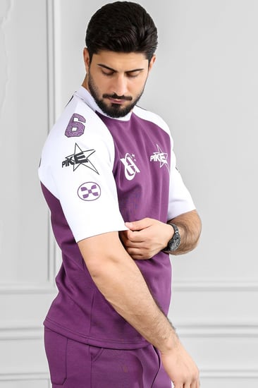 طقم رجالي أوفر سايز نص كم بنطال طويل تيشرت مزين بطبعات رسومية بلون مختلف