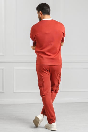 طقم رجالي نص كم بنطال طويل بجيب جانبيه وتيشرت مزين بخط في المنتصف وأكمام بنهايات ملونة