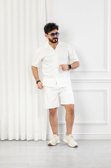 طقم رجالي كاجوال شورت ستن سادة بأكمام قصيرة مزودة بأزرار إغلاق على طول التيشرت