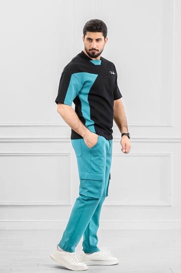 طقم رجالي أوفر سايز نص كم بنطال طويل بجيب جانبية ولون مختلف عن التيشرت مع تدخيلات بلون مطابق للبنطال في التيشرت