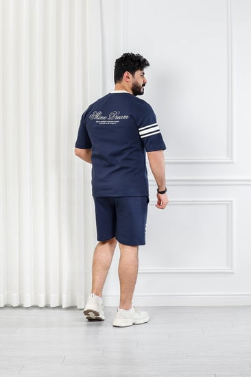 طقم رجالي كاجوال شورت بأكمام قصيرة وياقة دائرية بيضاء مزين بخط أفقي على الكم والشورت