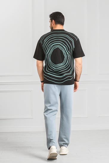 طقم رجالي أوفر سايز نص كم بنطال طويل مزين بطبعة كتابة بلون مختلف عن لون البنطال