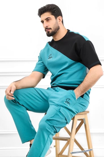 طقم رجالي أوفر سايز نص كم بجيب جانبية تيشرت مزين بتدخيلات بلون مختلف في أعلاها ونهايتها