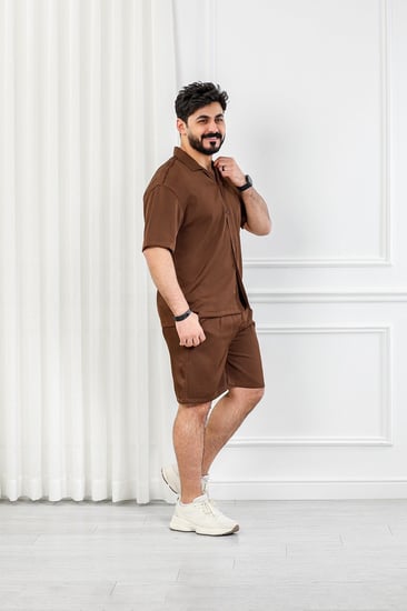 طقم رجالي كاجوال شورت ستن سادة بأكمام متوسطة الطول مزودة بأزرار إغلاق على طول التيشرت