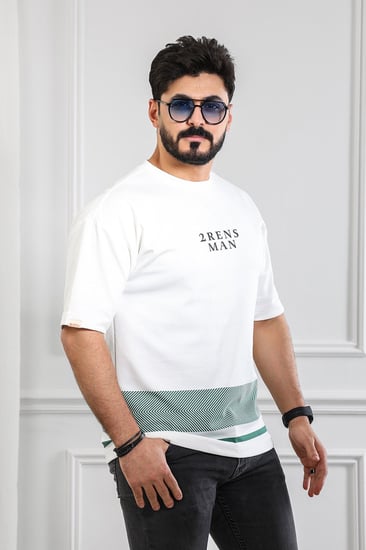 تيشرت رجالي بأكمام قصيرة وياقة دائرية مزين بطبعة 2RENZ MAN متماثلة أعلى الصدر وأسفل الظهر وزخارف هندسية