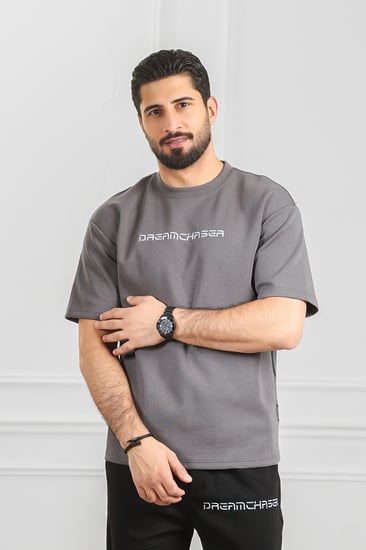 طقم رجالي أوفر سايز نص كم بنطال طويل مزين بطبعة كتابة بلون مختلف عن لون البنطال