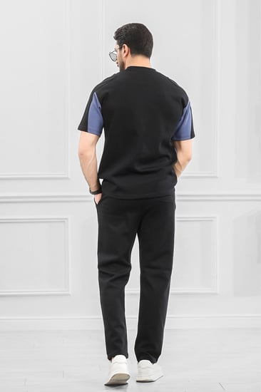 طقم رجالي أوفر سايز نص كم بنطال طويل تيشرت مزين بتدخيلات طولية على الجوانب بلون مختلف وطبعة بحجم صغير