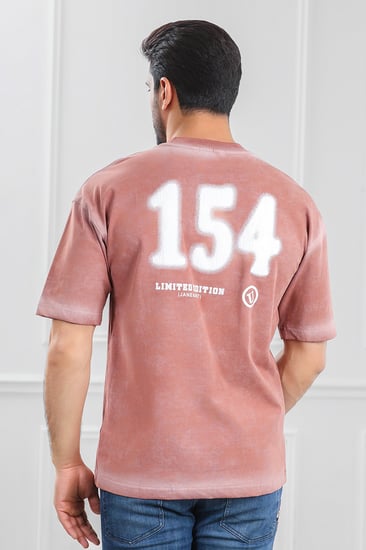تيشرت رجالي أوفر سايز مغسول مزين بطبعات كتابية ورقم 154 على الظهر