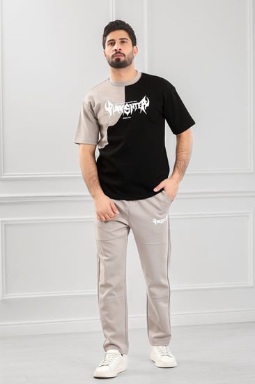 طقم رجالي أوفر سايز نص كم بنطال طويل تيشرت بلونين مزينة بطبعة كتابية على الصدر وياقة دائرية
