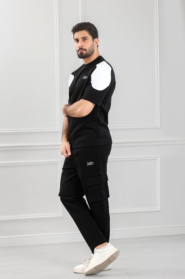 طقم رجالي أوفر سايز نص كم بنطال طويل مزين بأحرف Me بأكمام تيشرت بلونين وجيب على جانب الفخذ