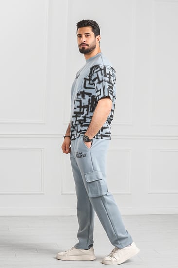 طقم رجالي نص كم بنطال طويل بجيب جانبية تيشرت مزين برسومات هندسية وطبعة كتابية في منتصف الصدر