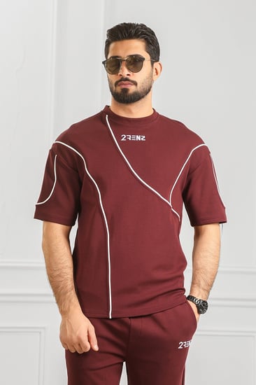 طقم رجالي أوفر سايز نص كم بنطال طويل بتيشرت مزين بخطوط متفرقة نافرة