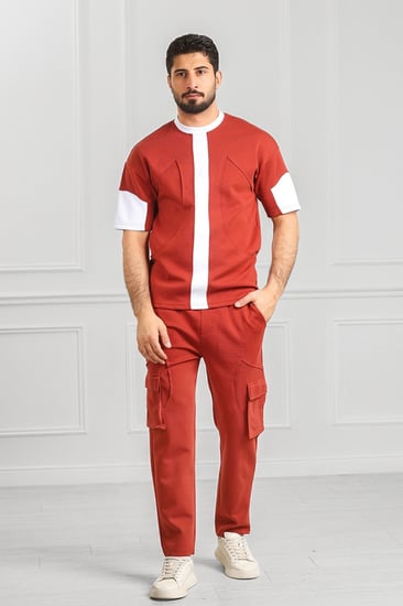 طقم رجالي نص كم بنطال طويل بجيب جانبيه وتيشرت مزين بخط في المنتصف وأكمام بنهايات ملونة