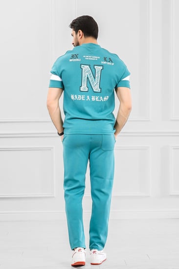 طقم رجالي أوفر سايز نص كم بنطال طويل مزين بطبعة N مع تدخيلات بلون مختلف في التيشرت