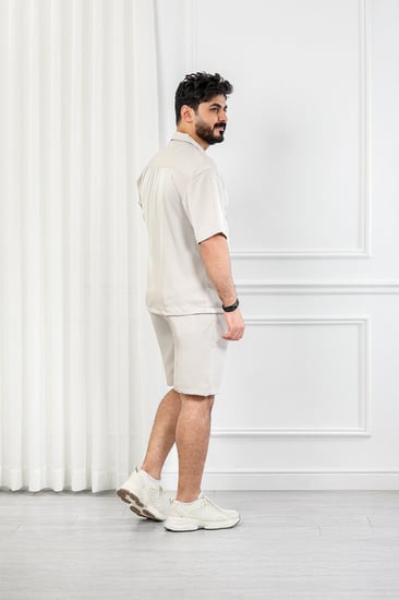 طقم رجالي كاجوال شورت ستن سادة بأكمام متوسطة الطول مزودة بأزرار إغلاق على طول التيشرت