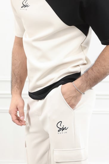 طقم رجالي أوفر سايز نص كم بجيب جانبية تيشرت مزين بتدخيلات بلون مختلف في أعلاها ونهايتها