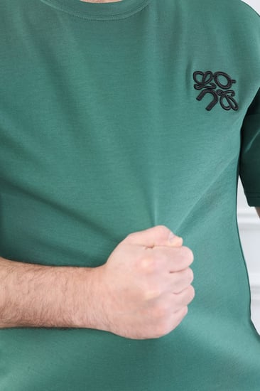 طقم رجالي اوفر سايز نص كم بنطال طويل مزين بطبعة زخرفية على التيشرت وخطوط صغيرة على الأكمام