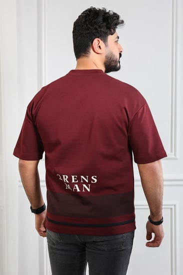 تيشرت رجالي بأكمام قصيرة وياقة دائرية مزين بطبعة 2RENZ MAN متماثلة أعلى الصدر وأسفل الظهر وزخارف هندسية