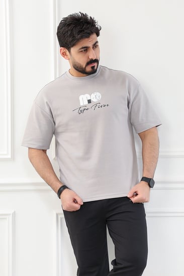 طقم رجالي اوفر سايز نص كم بنطال طويل مزين بطباعة أحرف كبيرة على الظهر وصغيرة على الصدر