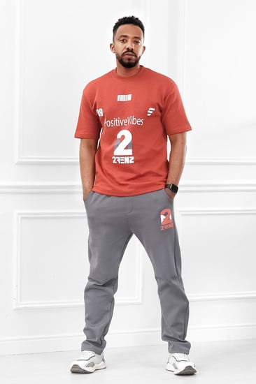 طقم رجالي اوفر سايز مزود بطبعة من الأمام