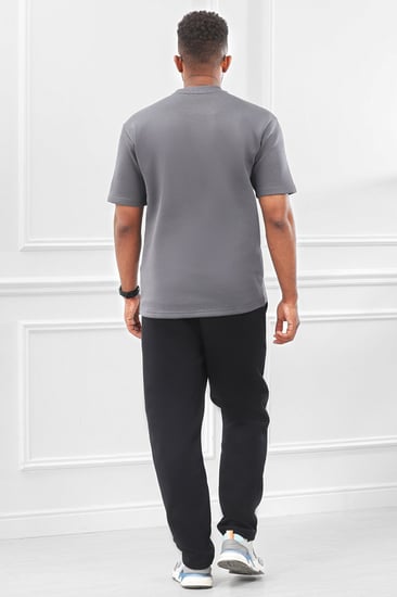 طقم رجالي اوفر سايز مزود بطبعة من الأمام