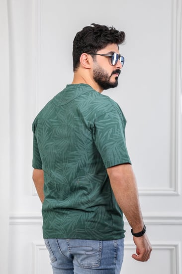 تيشرت رجالي بأكمام قصيرة وياقة دائرية مزين بطبعة MAGiC GOOD كبيرة على الصدر وثلاث نقط صغيرة على الظهر ونقشة أوراق شجر