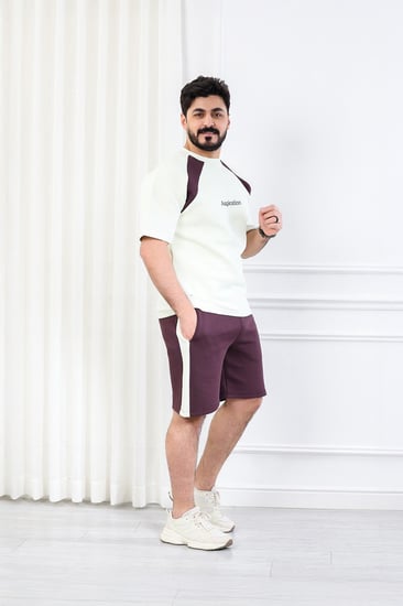 طقم رجالي كاجوال شورت بأكمام قصيرة وياقة دائرية مزين بخط عمودي وطبعة كتابية على الصدر والشورت